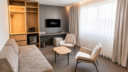 Die Zimmer der Kategorie Suite Premium sind luxuriöse neu renovierte zwei Zimmer mit Blick auf das Zentrum von Marienbad. Sie sind ausgestattet mit einem Badezimmer mit Dusche und WC, einem TV-SAT, Telefon, Tresor, kostenloser Wi-Fi Verbindung, einem kost