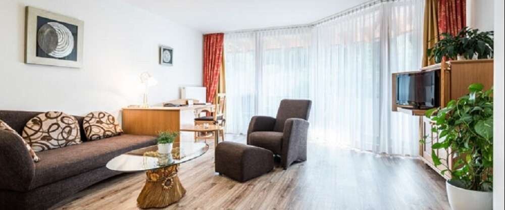 Suite für 2 Personen mit Standard Ausstattung und befindet sich im Haus „Sonnenbühl“. Alle Wohlfühlzimmer bieten Ihnen Fön, kuschelige Leihbademäntel sowie Badeslipper, Balkon, Minibar, Telefon, Safe, Radio und Farb-TV mit Satellitenempfang, kostenfreier 