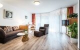 Suite für 2 Personen mit Standard Ausstattung und befindet sich im Haus „Sonnenbühl“. Alle Wohlfühlzimmer bieten Ihnen Fön, kuschelige Leihbademäntel sowie Badeslipper, Balkon, Minibar, Telefon, Safe, Radio und Farb-TV mit Satellitenempfang, kostenfreier 