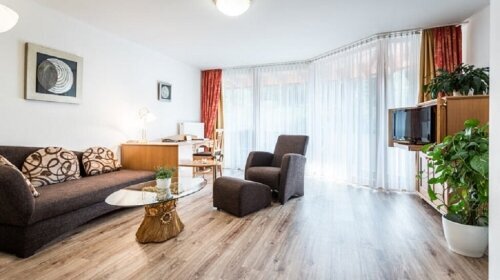 Suite für 2 Personen mit Standard Ausstattung und befindet sich im Haus „Sonnenbühl“. Alle Wohlfühlzimmer bieten Ihnen Fön, kuschelige Leihbademäntel sowie Badeslipper, Balkon, Minibar, Telefon, Safe, Radio und Farb-TV mit Satellitenempfang, kostenfreier 