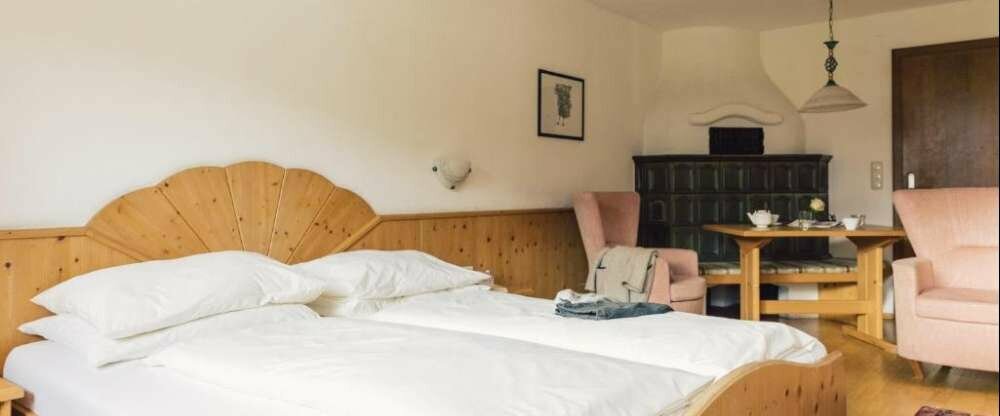 Die gemütliche Suite in edlem Landhausschick lädt zum Reinkuscheln und fern des Alltags ruhen ein. Die komfortablen Wohn- und Schlafräume haben ihren eigenen Sonnenbalkon, Kabel-TV, Durchwahl- telefon, Safe und moderne, helle Bäder.