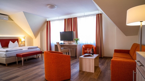 Alle unsere Superior Doppel Zimmer haben ein privates Badezimmer, ausgestattet mit Regendusche, Badewanne, Doppel-Waschbecken, WC, Fön, Shampoo/Duschgel und Handtücher. Alle Zimmer sind mit modernem Vinylboden in Holzoptik ausgelegt und verfügen neben dem