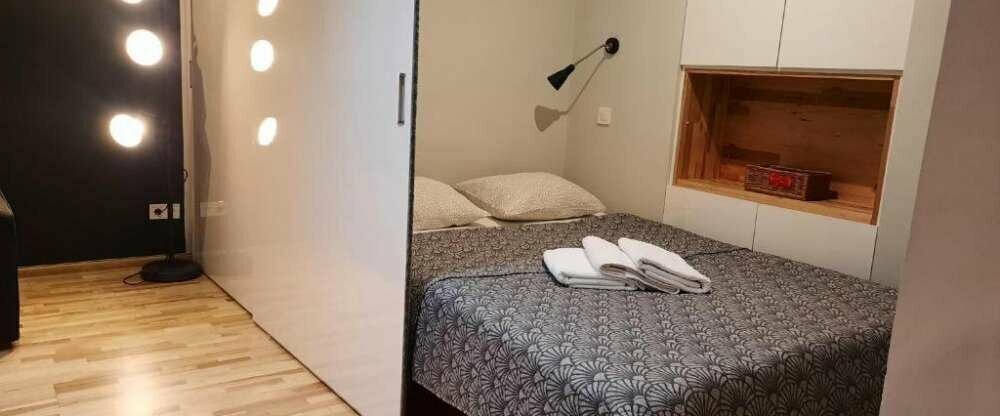 Apartment #53/1a mit einem französischen Doppelbett und einem Schlafsofa für 4 Personen mit Standard Ausstattung und eigener Küchenzeile. Außerdem steht Ihnen hier eine eigene Waschmaschine zur Verfügung.