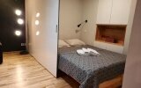 Apartment #53/1a mit einem französischen Doppelbett und einem Schlafsofa für 4 Personen mit Standard Ausstattung und eigener Küchenzeile. Außerdem steht Ihnen hier eine eigene Waschmaschine zur Verfügung.