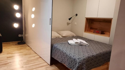 Apartment #53/1a mit einem französischen Doppelbett und einem Schlafsofa für 4 Personen mit Standard Ausstattung und eigener Küchenzeile. Außerdem steht Ihnen hier eine eigene Waschmaschine zur Verfügung.