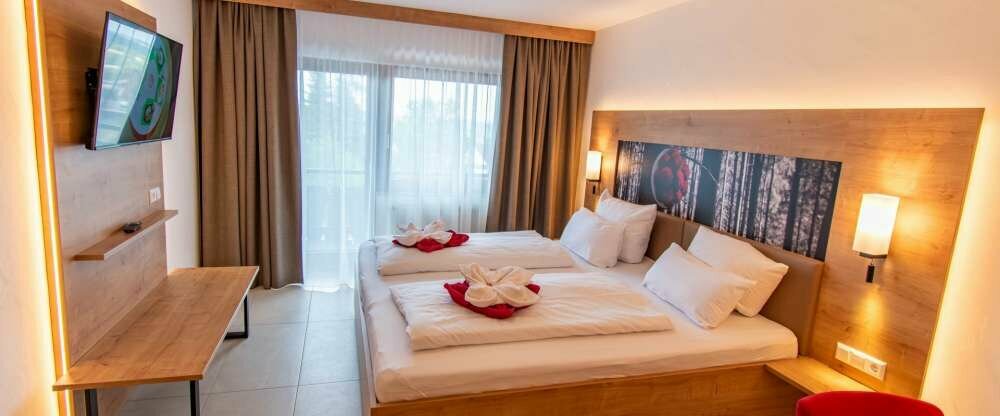 Die Superior Apartments bieten eine großzügige Wohnfläche in Verbindung mit moderner und hochwertiger Einrichtung. Neben einem Balkon/Terrasse verfügen die Wohnungen über zwei Schlafzimmer mit Kingsize-/Queensize-Doppelbetten und über ein separates od