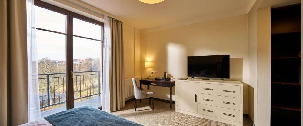 Erleben Sie eine unvergessliche Zeit zu zweit. Das Komfortable Superior De Luxe Doppelzimmer ist ca. 31 m² groß und bietet eine komfortable Ausstattung mit allem, was Sie für einen Aufenthalt in Marienbad brauchen. Das Zimmer verfügt über einen großen Sta