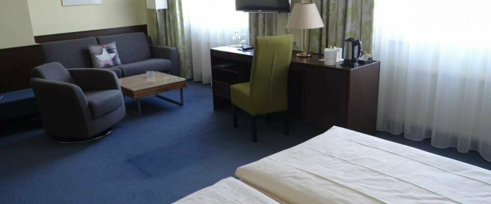 geräumiges Doppelzimmer, mind. 22qm, Dusche oder Bad und WC, Sitzgruppe, verstellbares Bett-Kopfteil, Zusatzdecke, Schreibtisch, Ganzkörperspiegel, Haartrockner, Sat-TV, Radio, W-Lan kostenfrei 