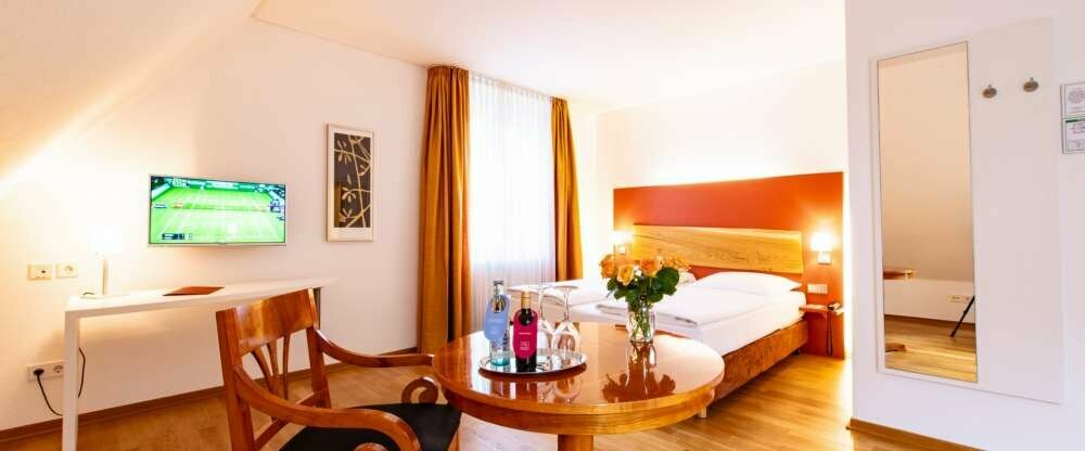 Die Superior-Doppelzimmer verfügen über Platz für Zustellbetten und sind perfekt für Familien, die einen Ferientag im Parkhotel Wolfsburg verbringen. Größe 25–34 qm, Parkblick, Kingsize-Bett 180 x 200 cm