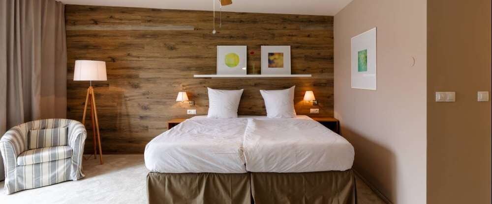 Etwas mehr Raum und auch Möglichkeiten bieten die Superior-Zimmer ohne Balkon mit Atriumblick. In jedem Fall warten auf Sie ein geräumiger Kleiderschrank, ein gemütliches Bett von 180 x 200 mit zwei Nachttischen, ein stilvolles Bad mit WC und Dusche, ein 