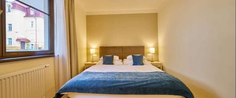 Ein ruhiger Schlaf erwartet Sie in einem komfortablen Superior-Doppelzimmer zwischen 28-31m² groß, herrlichem Ausblick und komfortabler Ausstattung. Großer Stauraum, Arbeitstisch und modernes Bad. Ein warmes und kaltes Frühstücksbuffet ist im Zimmerpreis 