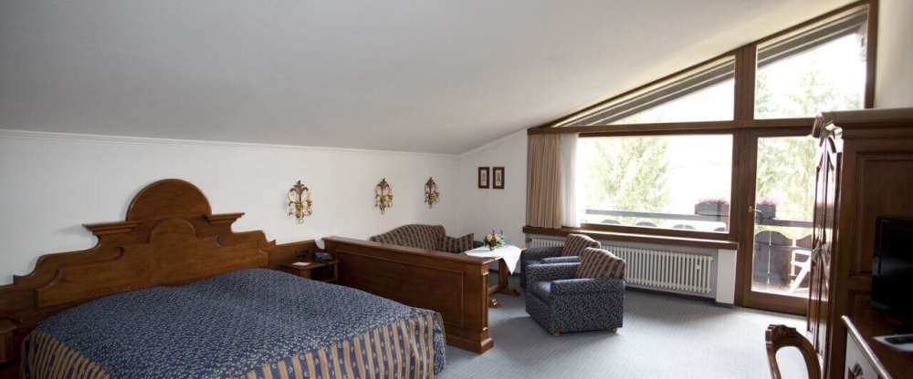 Superior-Doppelzimmer Zugspitz­e – Süd Atemberaubende Aussicht zum Wettersteingebirge mit Zugspitze und Waxensteinen (Süd-Lage). Die Zimmer sind liebevoll im modernen Landhaus-Stil eingerichtet und durch ihre Wohnecke besonders geräumig. Die Matratzen