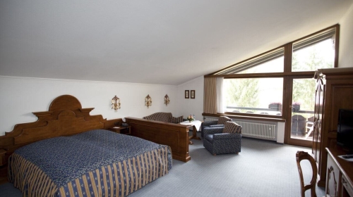 Superior-Doppelzimmer

Zugspitz­e – Süd
Atemberaubende Aussicht zum Wettersteingebirge mit Zugspitze und Waxensteinen (Süd-Lage). Die Zimmer sind liebevoll im modernen Landhaus-Stil eingerichtet und durch ihre Wohnecke besonders geräumig. Die Matratzen