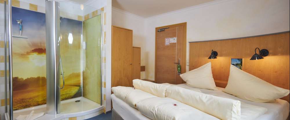 Die ca. 20 bis 23 m² großen Zimmer liegen im „Haus der Sinne“ des Hotels und sind mit dem Aufzug erreichbar. Die Zimmer dieser Kategorie sind im zeitlos-modernen Stil eingerichtet und haben verschiedene themenbezogene Elemente.