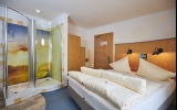 Die ca. 20 bis 23 m² großen Zimmer liegen im „Haus der Sinne“ des Hotels und sind mit dem Aufzug erreichbar. Die Zimmer dieser Kategorie sind im zeitlos-modernen Stil eingerichtet und haben verschiedene themenbezogene Elemente.