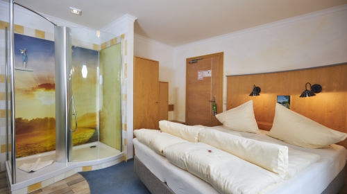 Die ca. 20 bis 23 m² großen Zimmer liegen im „Haus der Sinne“ des Hotels und sind mit dem Aufzug erreichbar. Die Zimmer dieser Kategorie sind im zeitlos-modernen Stil eingerichtet und haben verschiedene themenbezogene Elemente.