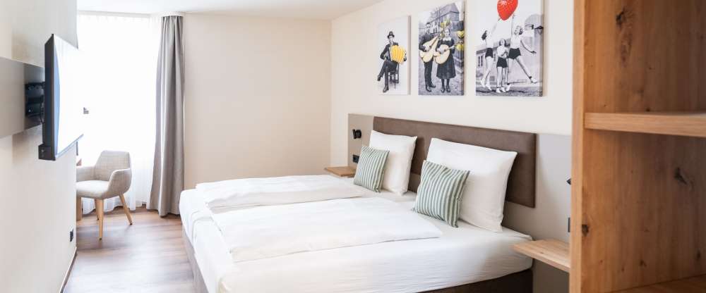 Die großzügigen Superior Zimmer sind hell und modern eingerichtet und haben eine Größe von circa 22-25 m². Diese Zimmer verfügen über Dusche WC, Fön, Direktwahltelefon, Kabel-TV, Safe, W-LAN (inklusive), Schreibtisch mit Stuhl, Sessel oder Couch.