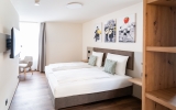 Die großzügigen Superior Zimmer sind hell und modern eingerichtet und haben eine Größe von
circa 22-25 m². Diese Zimmer verfügen über Dusche WC, Fön, Direktwahltelefon, Kabel-TV, Safe, W-LAN (inklusive), Schreibtisch mit Stuhl, Sessel oder Couch.