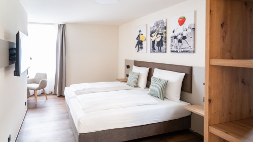 Die großzügigen Superior Zimmer sind hell und modern eingerichtet und haben eine Größe von
circa 22-25 m². Diese Zimmer verfügen über Dusche WC, Fön, Direktwahltelefon, Kabel-TV, Safe, W-LAN (inklusive), Schreibtisch mit Stuhl, Sessel oder Couch.