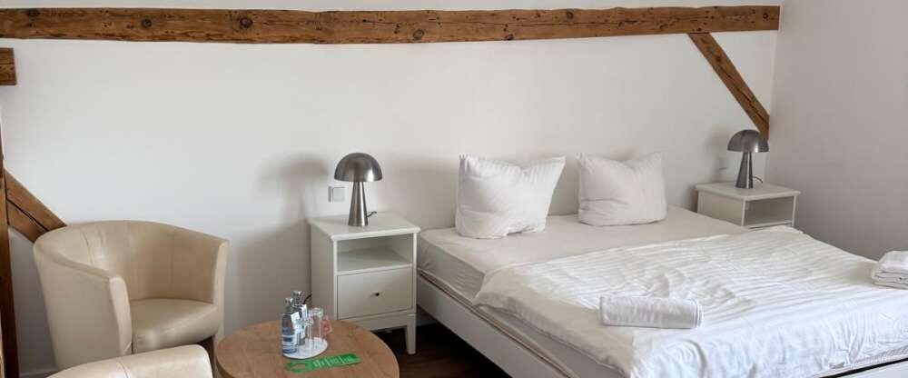 Genießen Sie Ihren Aufenthalt in einem stilvollen Dopplezmmer im historischen Schlossgebäude von Schloss Krugsdorf. Jedes Zimmer ist individuell eingerichtet und verbindet charmante Schlossatmosphäre mit modernem Komfort. Die Fenster bieten Ihnen einen he