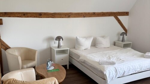 Genießen Sie Ihren Aufenthalt in einem stilvollen Dopplezmmer im historischen Schlossgebäude von Schloss Krugsdorf. Jedes Zimmer ist individuell eingerichtet und verbindet charmante Schlossatmosphäre mit modernem Komfort. Die Fenster bieten Ihnen einen he