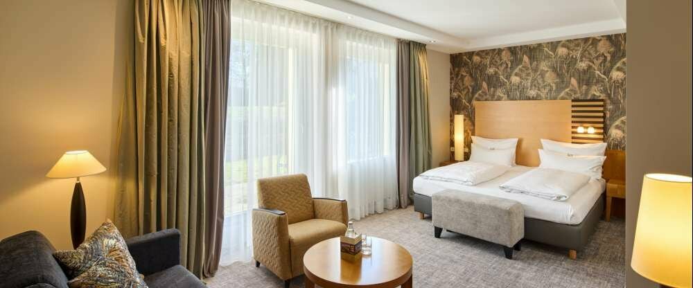 Die Superior Doppelzimmer in der Villa Anna – mit Schreibtisch sowie Sitzecke mit Doppelbettcouch – sind großzügig geschnitten und elegant eingerichtet. Die komfortablen Doppelbetten (1,80m x 2,00m) können bei Bedarf auseinandergezogen werden. Insbesonder