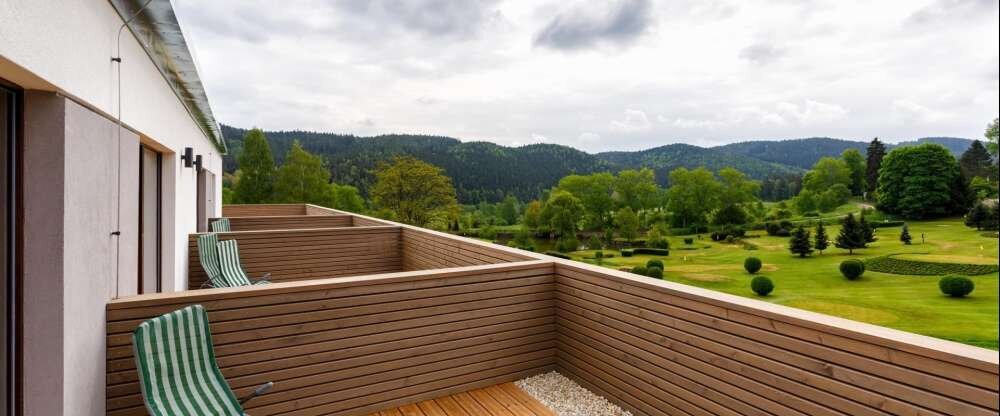 Etwas mehr Raum und auch Möglichkeiten bieten die Superior-Zimmer mit Balkon und Blick auf den Golfplatz. In jedem Fall warten auf Sie ein geräumiger Kleiderschrank, ein gemütliches Bett von 180 x 200 mit zwei Nachttischen, ein stilvolles Bad mit WC und D