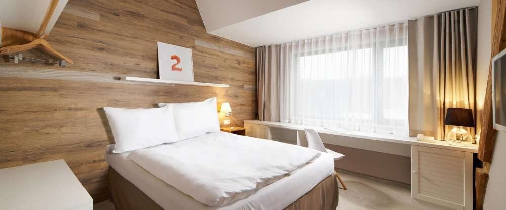 Etwas mehr Raum und auch Möglichkeiten bieten die Superior-Zimmer mit Balkon und Waldblick. In jedem Fall warten auf Sie ein geräumiger Kleiderschrank, ein gemütliches Bett von 180 x 200 mit zwei Nachttischen, ein stilvolles Bad mit WC und Dusche, ein Sch