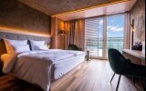 Die klimatisierten Superior Zimmer mit ca. 27 qm bieten Ihnen Wohlfühlatmosphäre pur: Badezimmer mit bodengleicher Dusche Flat-TV und Radio Telefon Schreibtisch W-LAN mit High-Speed-DSL -kostenfrei- Haarfön Zimmersafe mit integrierter Steckdose Kühlschran