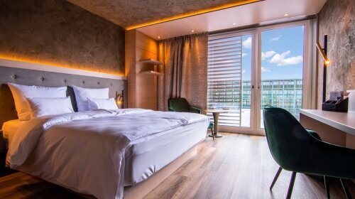 Die klimatisierten Superior Zimmer mit ca. 27 qm bieten Ihnen Wohlfühlatmosphäre pur: Badezimmer mit bodengleicher Dusche Flat-TV und Radio Telefon Schreibtisch W-LAN mit High-Speed-DSL -kostenfrei- Haarfön Zimmersafe mit integrierter Steckdose Kühlschran