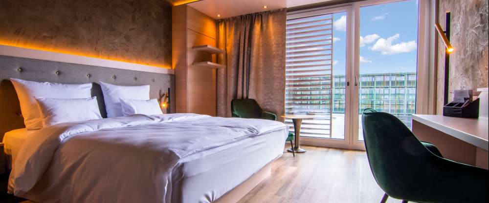Die klimatisierten Superior Zimmer mit ca. 27 qm bieten Ihnen Wohlfühlatmosphäre pur: Badezimmer mit bodengleicher Dusche Flat-TV und Radio Telefon Schreibtisch W-LAN mit High-Speed-DSL -kostenfrei- Haarfön Zimmersafe mit integrierter Steckdose Kühlschran