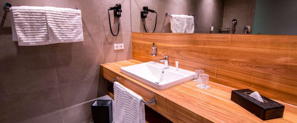 Die klimatisierten Superior Zimmer mit ca. 27 qm bieten Ihnen Wohlfühlatmosphäre pur: Badezimmer mit bodengleicher Dusche Flat-TV und Radio Telefon Schreibtisch W-LAN mit High-Speed-DSL -kostenfrei- Haarfön Zimmersafe mit integrierter Steckdose Kühlschran