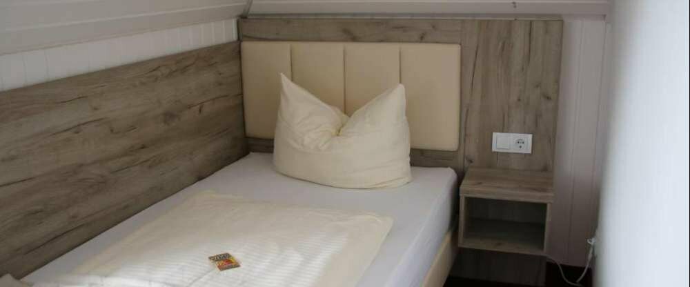 Einladendes Einzelzimmer mit moderner Ausstattung.