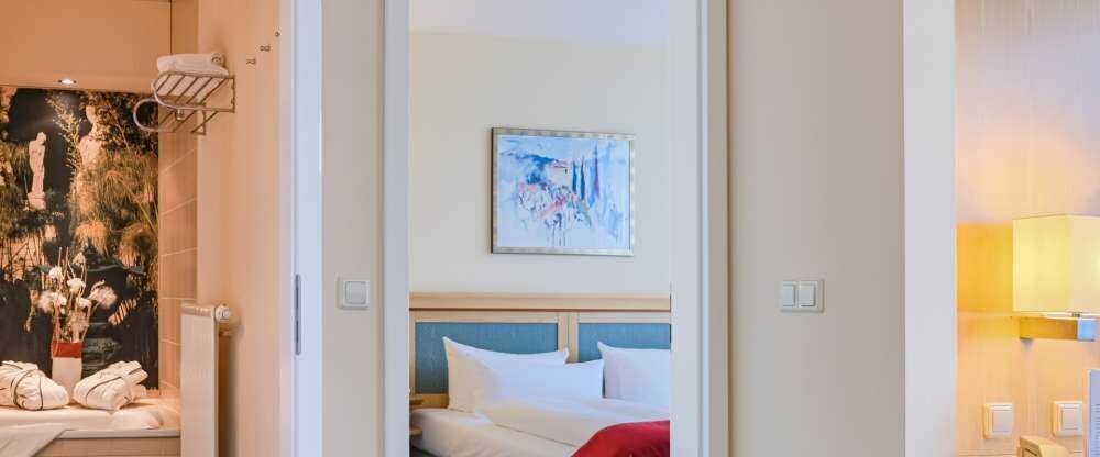  38 m² Wohnfläche, zur Hofseite gelegen, separates Wohn- und Schlafzimmer, helles Badezimmer mit Badewanne, Fön, Kosmetikspiegel, voll ausgestattete Küche mit Esstresen, teilweise mit Terrassenzugang (gegen Gebühr), Einzel