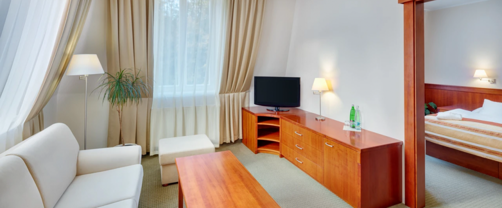 Die Gewissheit des guten und ungestörten Schlafes. Lassen Sie Wasser in die Badewanne ein, verschreiben Sie sich mehrere Stunden ausgiebigen Schlafs in einer 49 Quadratmeter großen Suite für zwei Personen.Die Superior Suite besteht aus einem Wohnzimmer, 