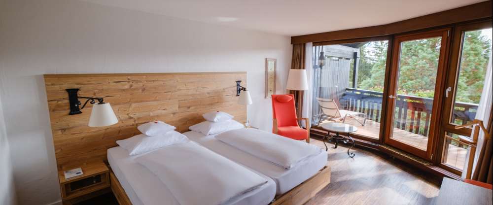 Diese großzügigie Nichtraucherzimmer Suite ab 40 qm besteht aus einem Wohn- und separaten Schlafzimmer und ist mit einem Doppelbett (1,80 m x 2,00 m Qualitätsmatratze) und einer aufbettbaren Schlafcouch für weitere 2 Erwachsene, im individuellen, klassisc