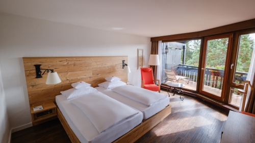 Diese großzügigie Nichtraucherzimmer Suite ab 40 qm besteht aus einem Wohn- und separaten Schlafzimmer und ist mit einem Doppelbett (1,80 m x 2,00 m Qualitätsmatratze) und einer aufbettbaren Schlafcouch für weitere 2 Erwachsene, im individuellen, klassisc