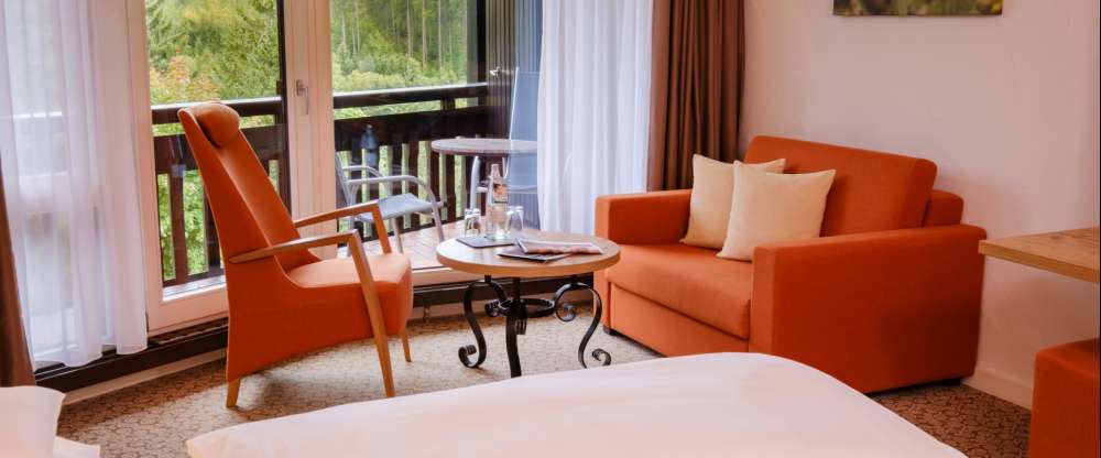 Diese großzügigie Nichtraucherzimmer Suite ab 40 qm besteht aus einem Wohn- und separaten Schlafzimmer und ist mit einem Doppelbett (1,80 m x 2,00 m Qualitätsmatratze) und einer aufbettbaren Schlafcouch für weitere 2 Erwachsene, im individuellen, klassisc