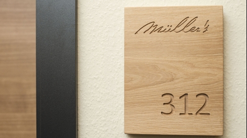 Unere Superior-Suiten (70 qm) sind das Aushängeschild des Landhotels. Sie bieten einen herrlichen Blick über Mespelbrunn und das Elsavatal und sind in einen getrennten Wohn- und Schlafbereich eingeteilt. Großzügige Ausstattung mit Schreibtisch, Telefon, S