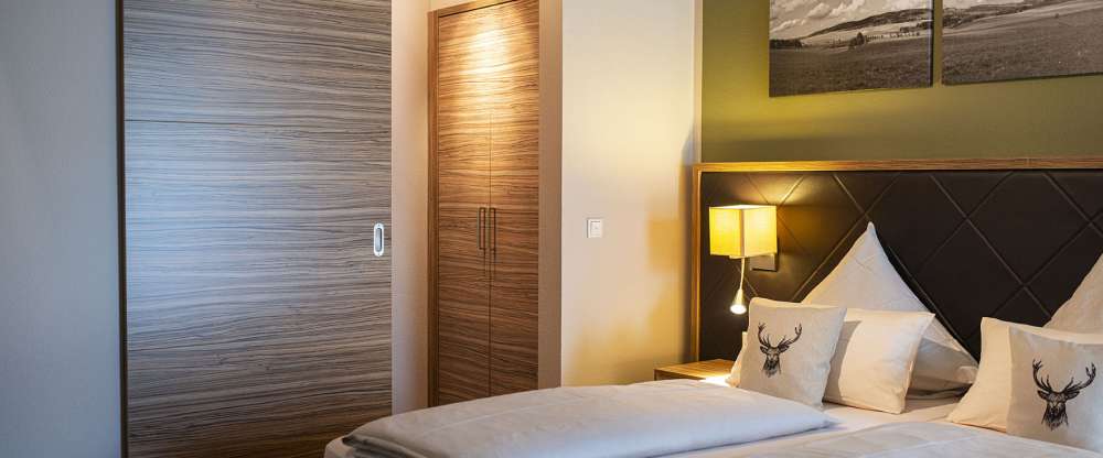 Unere Superior-Suiten (70 qm) sind das Aushängeschild des Landhotels. Sie bieten einen herrlichen Blick über Mespelbrunn und das Elsavatal und sind in einen getrennten Wohn- und Schlafbereich eingeteilt. Großzügige Ausstattung mit Schreibtisch, Telefon, S