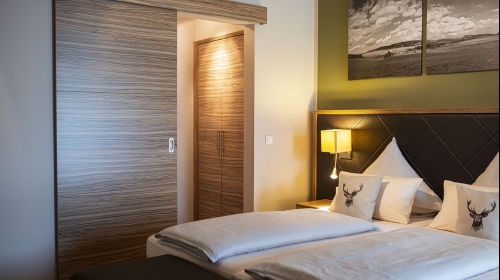 Unere Superior-Suiten (70 qm) sind das Aushängeschild des Landhotels. Sie bieten einen herrlichen Blick über Mespelbrunn und das Elsavatal und sind in einen getrennten Wohn- und Schlafbereich eingeteilt. Großzügige Ausstattung mit Schreibtisch, Telefon, S