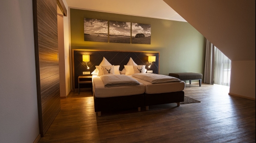 Unere Superior-Suiten (70 qm) sind das Aushängeschild des Landhotels. Sie bieten einen herrlichen Blick über Mespelbrunn und das Elsavatal und sind in einen getrennten Wohn- und Schlafbereich eingeteilt. Großzügige Ausstattung mit Schreibtisch, Telefon, S