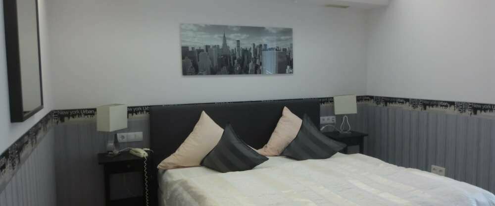 Unsere Superiozimmer verfügen über ein Comfortabeles Boxspringbett, eine Kaffee-Kapsel-Maschine mit einer Auwahl von Kaffee-, Tee- und Espresso Kapseln. Unserer Superior Zimmer liegen zum Verkehrsberuhigten Bereich des Hauses mit Blick auf den Dachgarten.