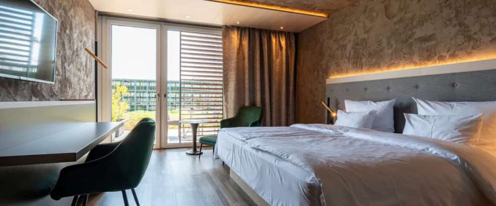 Die klimatisierten Superior Zimmer mit Balkon ca. 30 qm bieten Ihnen Wohlfühlatmosphäre pur: Bettengröße 1,80 m x 2,10 m, Badezimmer mit bodengleicher Dusche und WC, Balkon mit Sitzgelegenheit, Flat-TV und Radio, Telefon, Schreibtisch, kostenfreies W-LAN