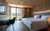 Die klimatisierten Superior Zimmer mit Balkon ca. 30 qm bieten Ihnen Wohlfühlatmosphäre pur: Bettengröße 1,80 m x 2,10 m, Badezimmer mit bodengleicher Dusche und WC, Balkon mit Sitzgelegenheit, Flat-TV und Radio, Telefon, Schreibtisch, kostenfreies W-LAN