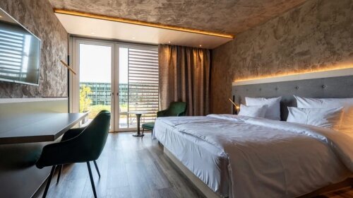 Die klimatisierten Superior Zimmer mit Balkon ca. 30 qm bieten Ihnen Wohlfühlatmosphäre pur: Bettengröße 1,80 m x 2,10 m, Badezimmer mit bodengleicher Dusche und WC, Balkon mit Sitzgelegenheit, Flat-TV und Radio, Telefon, Schreibtisch, kostenfreies W-LAN