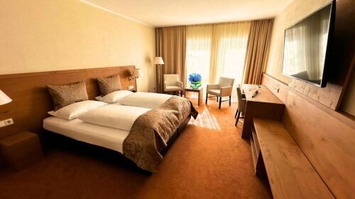 Die Superiorzimmer bieten ein besonders komfortables und luxuriöses Erlebnis. Ausgestattet mit hochwertigen Möbeln und Annehmlichkeiten, sorgt das Superiorzimmer für einen erholsamen Aufenthalt. Genießen Sie den zusätzlichen Platz und die exklusive Aussta