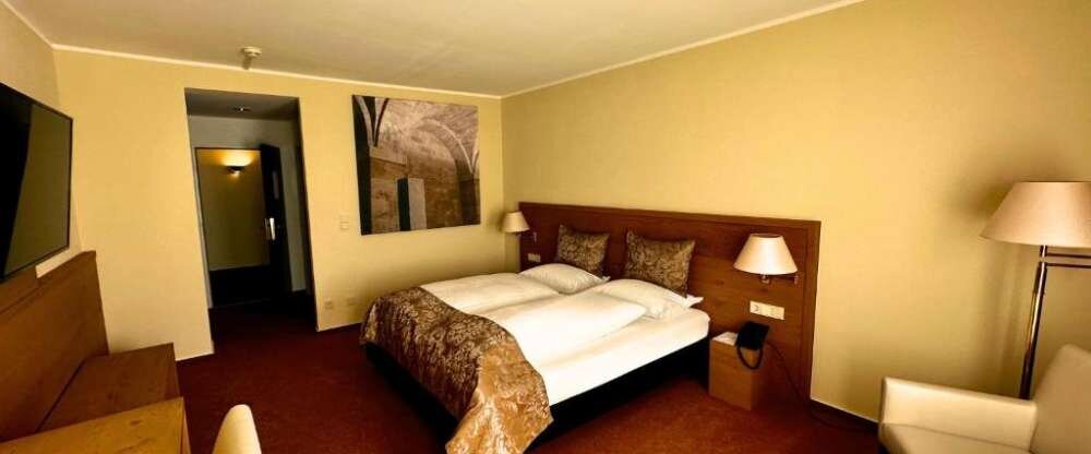 Die Superiorzimmer bieten ein besonders komfortables und luxuriöses Erlebnis. Ausgestattet mit hochwertigen Möbeln und Annehmlichkeiten, sorgt das Superiorzimmer für einen erholsamen Aufenthalt. Genießen Sie den zusätzlichen Platz und die exklusive Aussta