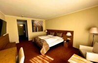 Die Superiorzimmer bieten ein besonders komfortables und luxuriöses Erlebnis. Ausgestattet mit hochwertigen Möbeln und Annehmlichkeiten, sorgt das Superiorzimmer für einen erholsamen Aufenthalt. Genießen Sie den zusätzlichen Platz und die exklusive Aussta