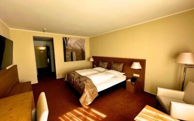 Die Superiorzimmer bieten ein besonders komfortables und luxuriöses Erlebnis. Ausgestattet mit hochwertigen Möbeln und Annehmlichkeiten, sorgt das Superiorzimmer für einen erholsamen Aufenthalt. Genießen Sie den zusätzlichen Platz und die exklusive Aussta